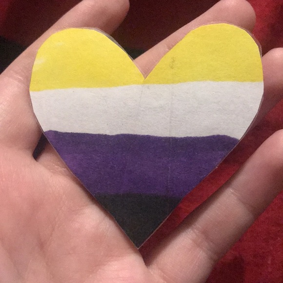 Non-binary flag heart - Picture 2 of 2